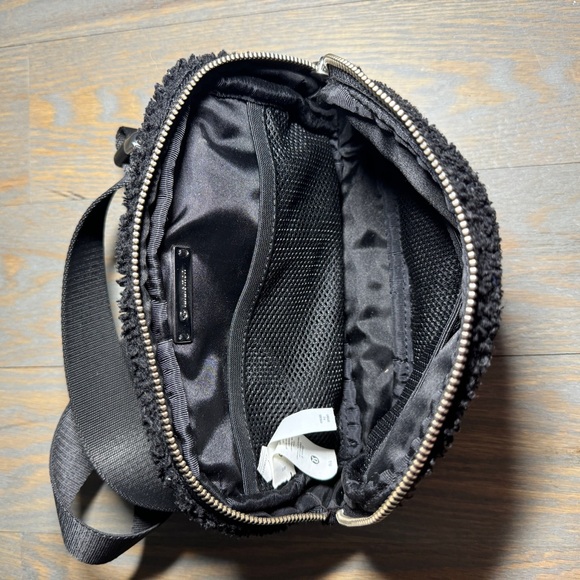 Lululemon Everywhere Belt Bag 1L
Fleece (Black) - Picture 4 of 5